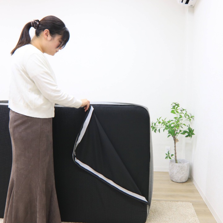 スリムーブのカバーを取り外す様子