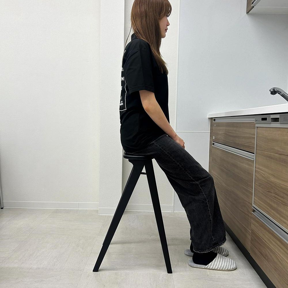 キッチンカウンターの前でハイスツールSATTOに座る女性